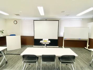 【PARM-CITY131貸会議室　Room4A】スクールスタイル｜会議・研修・セミナーに便利なプロジェクター・スクリーン付き｜ - PARM-CITY131貸会議室 仙台｜PARM-CITY131貸会議室　Room4A｜最大59名の室内の写真
