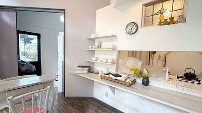 スライドタイプの間仕切りがあり、
こちらは女性向けの優しい空間 - アントレサンフラッペ レンタルスペース／アントレ・サン・フラッペの室内の写真