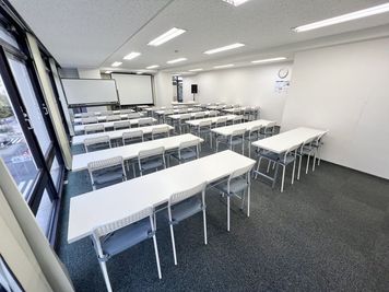 【新宿御苑駅から徒歩3分!】⭐️無料備品豊富⭐️最大人数45名様⭐️窓が多く明るい会議室です - スタンダード会議室　新宿ガーデン店