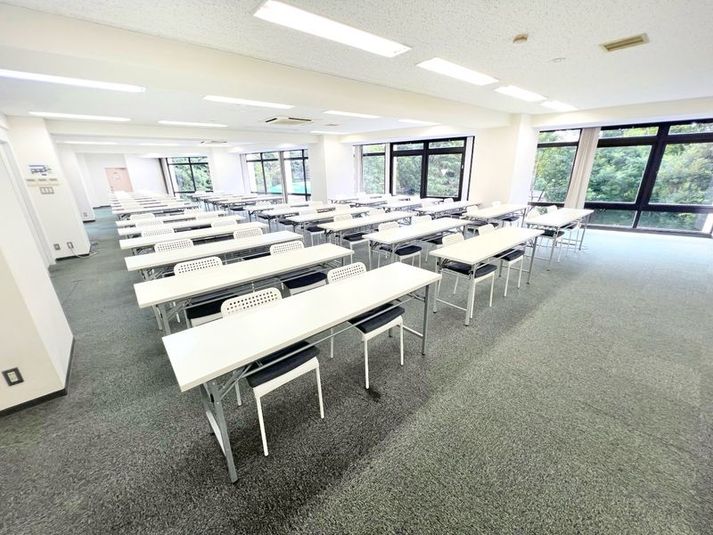 スタンダード会議室　新宿ガーデン店 3階ガーデンホールの室内の写真