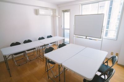 【7月17日～８月16日貸切期間】薬院駅から近いので、会議、面接などでの利用に便利です！机４台！8人利用 - 薬院駅徒歩３分のレンタルスペース