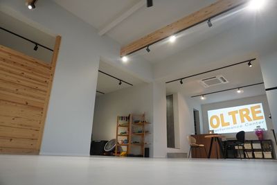 最大150インチの大画面で動画を視聴可能。飽きずにリラックスしながら思う存分トレーニングが行えます。 - Performance Center Oltre レンタルトレーニングスペース＆スタジオの設備の写真