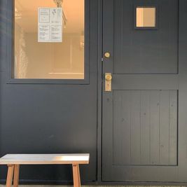カフェ裏の小部屋。黒い扉が目印。 - スタジオ・フォトンの入口の写真