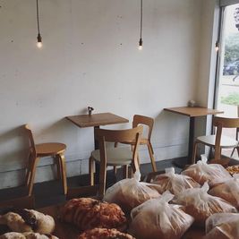 表は人気のベーカリーカフェ。テイクアウトもできて便利。 - スタジオ・フォトンの室内の写真