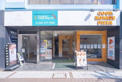 1階にGOOD HOMIES PIZZAというピザ屋さんが入っているのでテイクアウトもできます。 - unwind(アンウインド) レンタルスペースの室内の写真