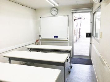 ホームから見える当館の別館E室はナチュラルなイメージ。少人数向き。道路から通路に入った突き当りの配置で利便性に富む。 - 三島カルチャー貸会議室・貸会議室