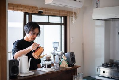 コーヒーカウンター - おざぶの室内の写真