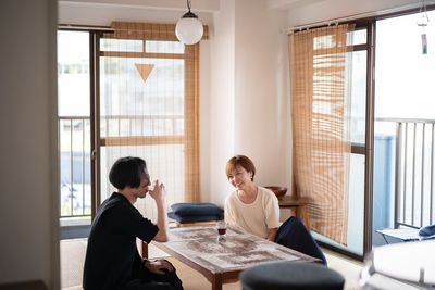 ポカポカした日は、お部屋に入る光が最高です。日常をシーンとした撮影などにもご利用いただいています。 - おざぶの室内の写真