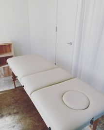 折りたたみ式施術ベッド - スタジオ・フォトンの設備の写真