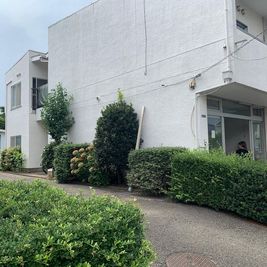 カフェの裏に回るとスペースの入口があります。 - スタジオ・フォトンの室内の写真