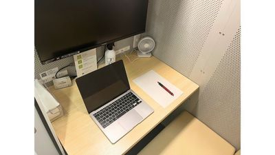 パソコンを置いても広々と机をご利用いただけます。 - FEEEP 飯田橋店 FEEEP飯田橋店｜1名用個室｜部屋番号11(PS)の室内の写真