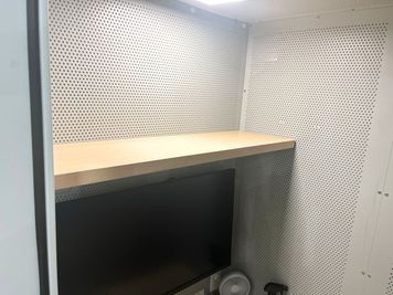 モニター上に荷物置きがございます。 - FEEEP 飯田橋店 FEEEP飯田橋店｜1名用個室｜部屋番号11(PS)の設備の写真