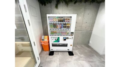 飲料用自動販売機もございます。 - FEEEP 飯田橋店 FEEEP飯田橋店｜1名用個室｜部屋番号11(PS)のその他の写真