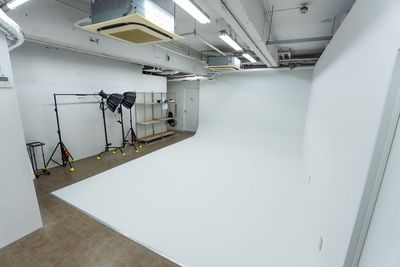 横幅4m、高さ2.5m、奥行き6m、R600のホリゾント付きの白背景スタジオです。  - レンタルスタジオキッカ