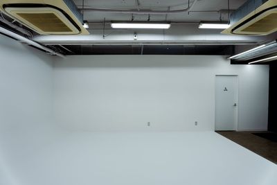 6mの奥行きを横幅として使用することも可能です - レンタルスタジオキッカ レンタルスタジオキッカ 白ホリスタジオの室内の写真