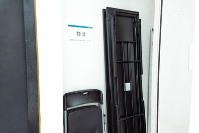 長テーブル×2、椅子×3 - レンタルスタジオキッカ レンタルスタジオキッカ 白ホリスタジオの設備の写真