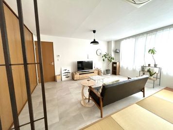 studio ideal 洋室と和室がひと続きの空間【スタジオF】の室内の写真