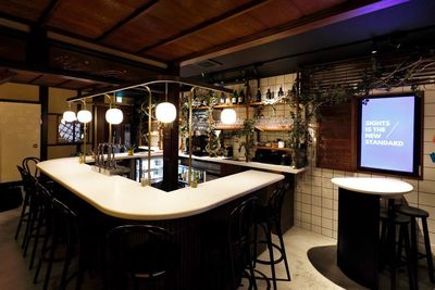 １階にはカフェバーが併設されています - SIGHTS KYOTO 【6名様まで】祇園の中のミーティングルーム［会議室/3階］のその他の写真