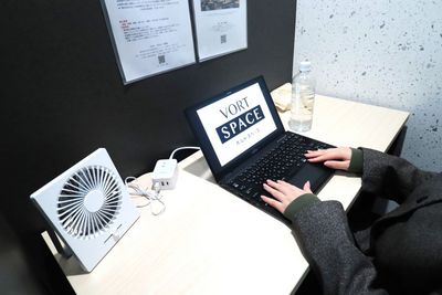 卓上に備品設置がないため、デスクを広々とご利用いただけます。 - VORT SPACE 茅場町 7階　個室ブースNo.12の室内の写真