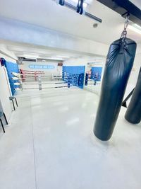 RIKIX横浜店 サンドバッグ2本付きリングフロアの室内の写真