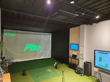 1フロア1打席の完全貸切個室 - シミュレーション室内ゴルフ　「NOE GOLF Lounge」 高性能シミュレーション室内ゴルフ・レンタルスペースの室内の写真