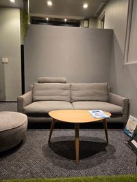 リラックスできる座り心地のよいソファのあるラウンジスペース - シミュレーション室内ゴルフ　「NOE GOLF Lounge」 高性能シミュレーション室内ゴルフ・レンタルスペースの室内の写真