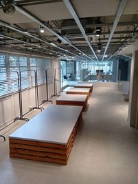 パレットを利用した陳列台やハンガーラックのお貸出可能です。 - 本町・心斎橋駅より徒歩圏内・展示会や物販に最適！イベントにも 店舗併設イベントスペースの室内の写真