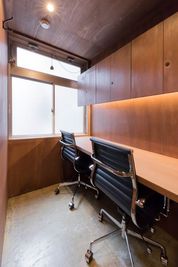 2人まで並んで作業が可能 - TNER（トナー） 固定ブース302の室内の写真