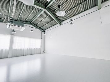 白壁の開放的な空間です！邪魔な柱等は一切ございません。 - Mejiro "Attic" 目白駅3分 / 天高5m倉庫リノベスペースでポップアップストア✨の室内の写真