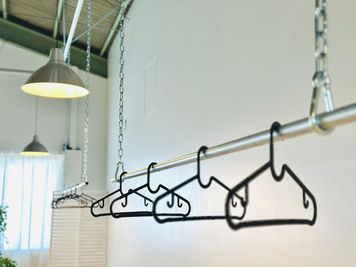 取り外し可能な、天吊のハンガーラックもございます◎ - Mejiro "Attic" 目白駅3分 / 天高5m倉庫リノベスペースでポップアップストア✨の室内の写真