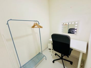 スタッフ様用の控室としても、お客様用の更衣室(個室)としてもご利用いただけます！ - Mejiro "Attic" 目白駅3分 / 天高5m倉庫リノベスペースでポップアップストア✨の設備の写真