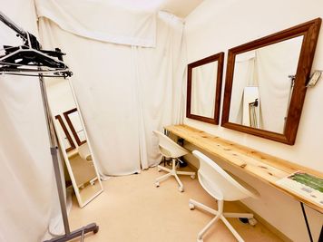 スタッフ様用の控室としても、お客様用の更衣室(個室)としてもご利用いただけます！ - Mejiro "Attic" 目白駅3分 / 天高5m倉庫リノベスペースでポップアップストア✨の設備の写真