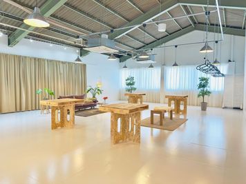 机や椅子等は自由に配置OK！什器のお持ち込みも可能です！ - Mejiro "Attic" 目白駅3分 / 天高5m倉庫リノベスペースでポップアップストア✨の室内の写真