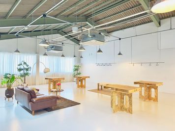 机や椅子等は自由に配置OK！什器のお持ち込みも可能です！ - Mejiro "Attic" 目白駅3分 / 天高5m倉庫リノベスペースでポップアップストア✨の室内の写真