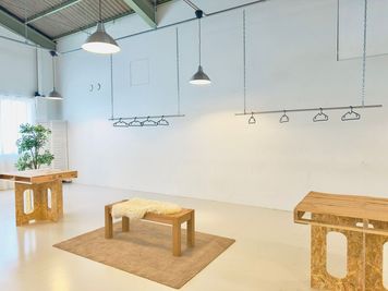 取り外し可能な、天吊のハンガーラックもございます◎ - Mejiro "Attic" 目白駅3分 / 天高5m倉庫リノベスペースでポップアップストア✨の室内の写真