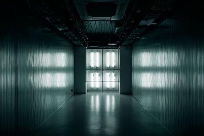1Fは印象的な蛍光灯がバックライトとなっているスペースです。 - Shibuya "Gallery" ビル一棟貸切ポップアップスペース✨宮下パークから徒歩2分！の室内の写真