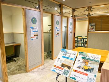 入口の奥が9名利用可の個室スペース、手前の3席は1名専用ブース！ - セルフカフェT-FACE豊田店 豊田市駅スグ！9名利用可の多目的個室！飲食持ち込みOK🍔🥤の入口の写真