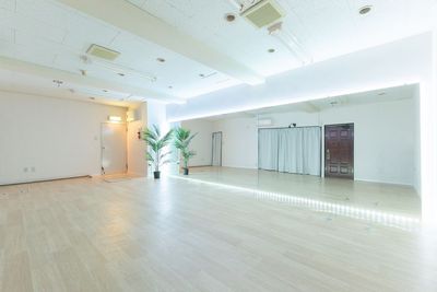 【初回限定特価】New🎊京急川崎駅9分｜川崎駅東口のダンススタジオ｜幅6mの大型鏡｜無料で使える備品多数｜メイクルーム＆更衣室 - レンタルスタジオNuts川崎店