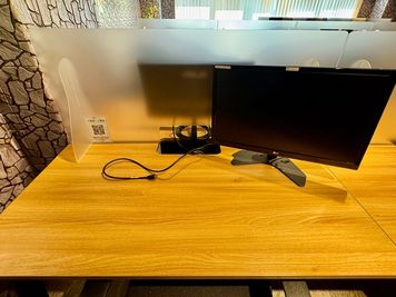 2Fフリースペース：モニター完備 - ExeWorks上野 【1時間500円！】24h利用可⭐用途別3フロアのコワーキング♪の室内の写真
