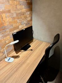 B1F集中スペース：モニター利用可能。集中して働けます。 - ExeWorks上野 【1時間500円！】24h利用可⭐用途別3フロアのコワーキング♪の室内の写真