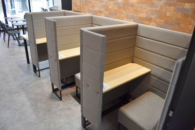 1F：ボックス席。意外と座り心地良いです。 - ExeWorks上野 【1時間500円！】24h利用可⭐用途別3フロアのコワーキング♪の室内の写真