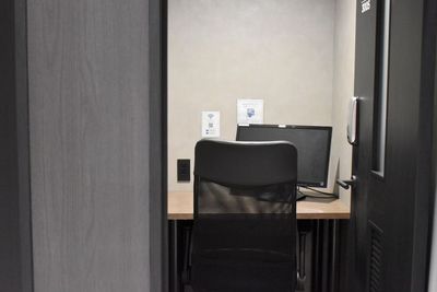 3F:予約制の完全個室はWEBミーティングなどにオススメです。 - ExeWorks上野 【1時間500円！】24h利用可⭐用途別3フロアのコワーキング♪の室内の写真