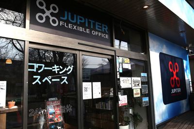コワーキングスペースの入口の両開きの自動ドアです - FLEXIBLE OFFICE JUPITER コワーキングスペースの入口の写真