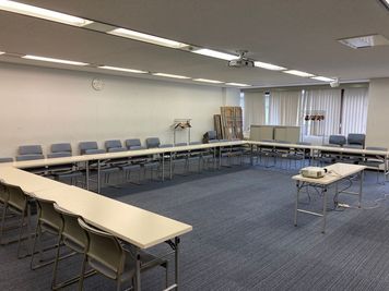 24人コの字レイアウト。36名くらいのレイアウトも余裕を持って作れそうです - SMG/本町・カーニープレイス SMG貸し会議室/カーニープレイス本町/展示会・パーティープランの室内の写真