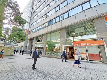 大阪メトロ本町駅23番出口を出て目の前のビル。中央大通りに面してます。 - SMG/本町・カーニープレイス SMG貸し会議室/カーニープレイス本町/展示会・パーティープランの室内の写真
