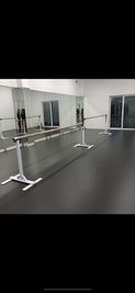 バレエ用バー3台あり - studio tutu! (スタジオチュチュ) studio tutu!  (スタジオチュチュ)の室内の写真