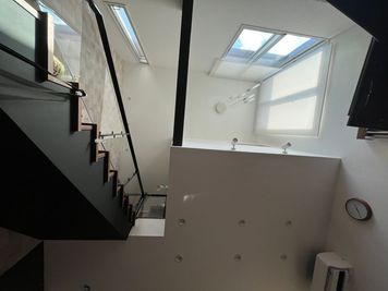 ピアノ上部の吹き抜け空間を不整形な形状とすることで過剰な反響音を低減し、自然なリバーブを得られます。 - レンタルピアノスタジオ ピアノレッスン向け音楽スタジオの室内の写真