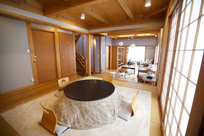 海・森・空　3つのお部屋で過ごす秘密基地「コモリエヌーア」／大人数でもゆったり飲み会や、大画面シアターでのオフ会に！ - コモリエ ヌーア（ komolier NUA ）