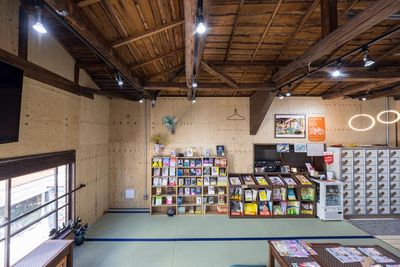 銭湯のような店内。
靴を下駄箱に入れ、お上がり下さい。 - 読夢の湯 高円寺の古民家、全面畳の書店のレンタルスペース！！の室内の写真