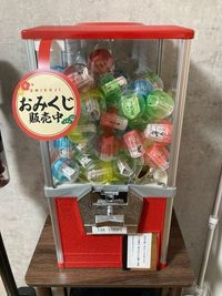 昭和を感じるレトロなガチャポン。中身は心に響く筆みくじです。 - レンタルスペースオリーブ 船橋南口店 会議/面接/テレワーク/撮影/ボードゲーム/整体施術 等の設備の写真